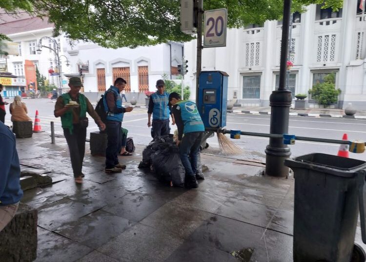 Sampah Tahun Baru 95 Meter Kubik Terangkut