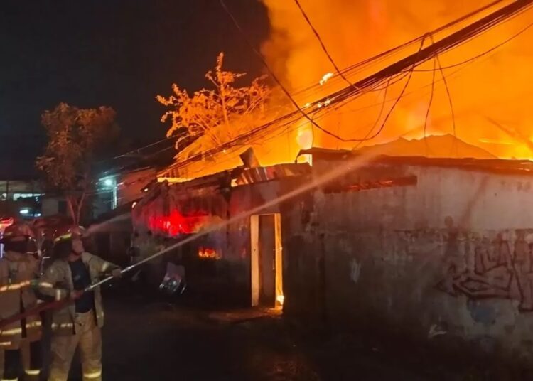 Dalam Hitungan Menit, Gudang Pabrik Rajut di Katapang, Kab. Bandung Ludes Diamuk Api