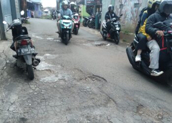 Duuhhh, Jalan  Ciguruwik Cinunuk Dibiarkan Berlubang yang Mengundang Kerawanan