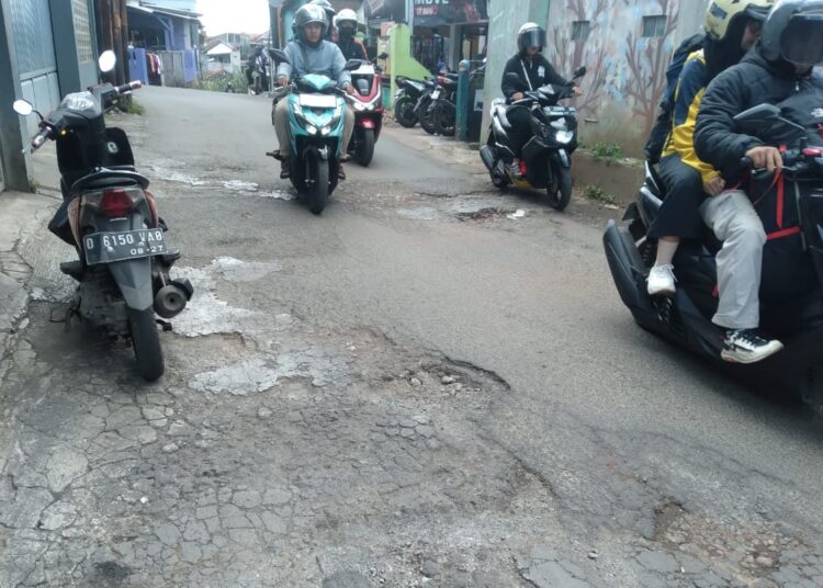 Duuhhh, Jalan  Ciguruwik Cinunuk Dibiarkan Berlubang yang Mengundang Kerawanan