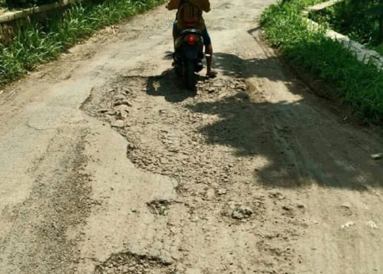 Jalan Dibiarkan Rusak, Pengantar Jenazah ke TPU Cikoneng Ngomel