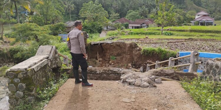 Jembatan Cisitu Penghubung Dua Desa di Kecamatan Cikelet Ambruk