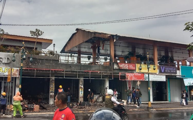 Si Jago Merah Melahap 3 Kios di Garut