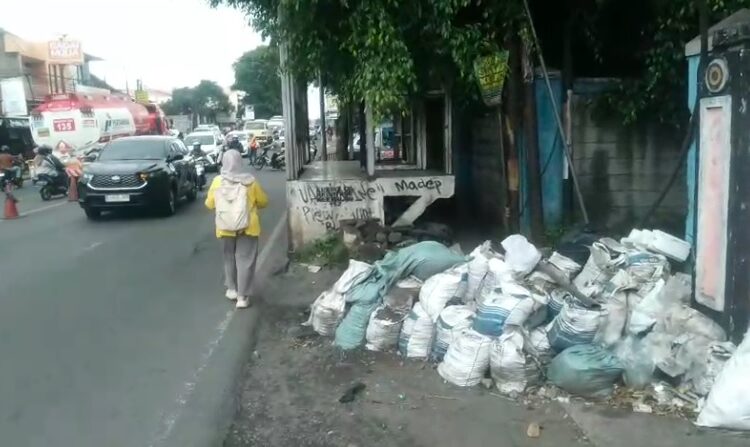Kumuh dan Membahayakan, Sebaiknya Halte Bus TMB di Cinunuk Dibongkar
