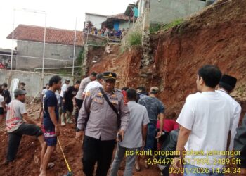 BreakingNews: Longsor di Cisempur Jatinangor, 4 Warga Tertimbun, 1 Tewas 3 Belum Ditemukan