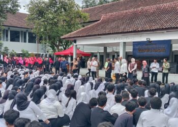 Menko Pangan Zulhas Bersama Bupati Bandung Sosialisasikan Program Makan Bergizi Gratis ke Para Siswa