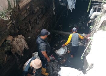 Aksi Nyata Warga Dayeuhkolot, Kerja Bakti Atasi Banjir