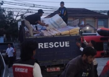 Kemensos Salurkan Bantuan Logistik Bagi Korban Banjir Karawang