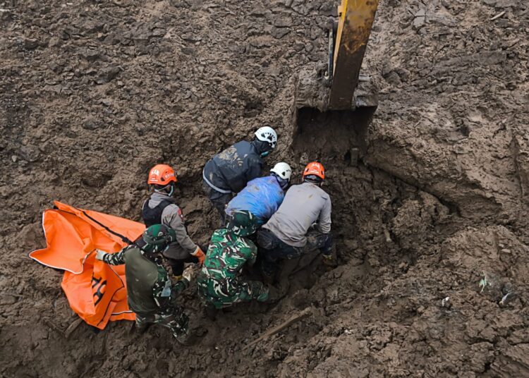 Tim SAR Gabungan Temukan 5 Korban, Total  65 Jasad Korban di Serahkan ke Tim DVI