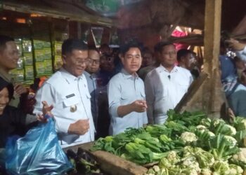 Wapres Gibran Belanja Kebutuhan Pokok di Pasar Cikurubuk