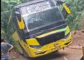 Bus Terperosok, Usai Memaksa Masuk di Jalan yang Tengah Dibersihkan dari Sisa Longsor