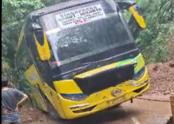 Bus Terperosok, Usai Memaksa Masuk di Jalan yang Tengah Dibersihkan dari Sisa Longsor