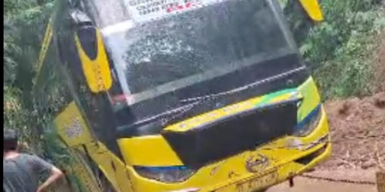 Bus Terperosok, Usai Memaksa Masuk di Jalan yang Tengah Dibersihkan dari Sisa Longsor