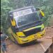 Bus Terperosok, Usai Memaksa Masuk di Jalan yang Tengah Dibersihkan dari Sisa Longsor