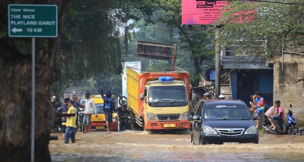 Lagi, Jalan Raya  Cicalengka-Majalaya Diterjang Banjir,  SPBU Ciluluk Terendam