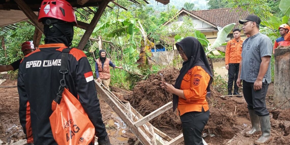 Tembok Kolam Ikan Longsor Menimpa Rumah, Seorang Nenek Tewas Tertimbun Longsor