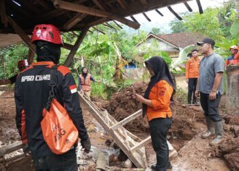 Tembok Kolam Ikan Longsor Menimpa Rumah, Seorang Nenek Tewas Tertimbun Longsor