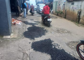 Jalan Ciguruwik Cinunuk Dibiarkan  Berlubang, Opang dan Warga pun Menambalnya