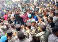 Aksi Unjuk Rasa Gabungan Mahasiswa di Depan Gedung DPRD Nyaris Ricuh