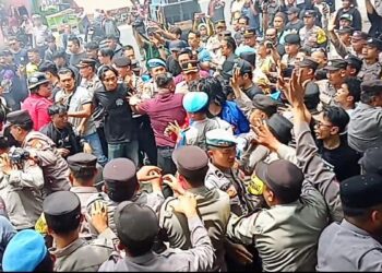 Aksi Unjuk Rasa Gabungan Mahasiswa di Depan Gedung DPRD Nyaris Ricuh