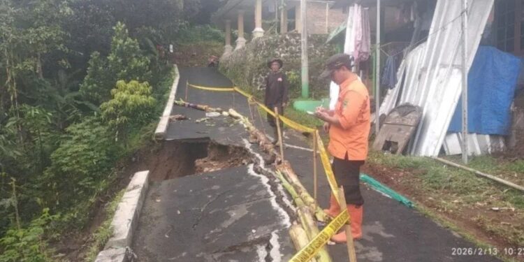 Tanah Amblas Di Karangkamulyan, Jalan Penghubung Ciawigebang-Cihaur Terputus