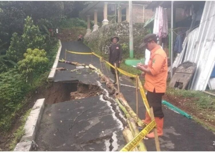 Tanah Amblas Di Karangkamulyan, Jalan Penghubung Ciawigebang-Cihaur Terputus