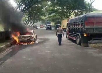 Mercedes Benz Terbakar di Jalan Lingkar Nagreg, Pengemudi Tewas