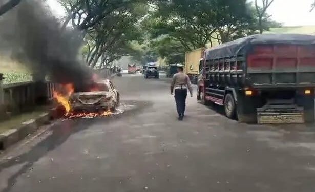 Mercedes Benz Terbakar di Jalan Lingkar Nagreg,  Pengemudi Tewas