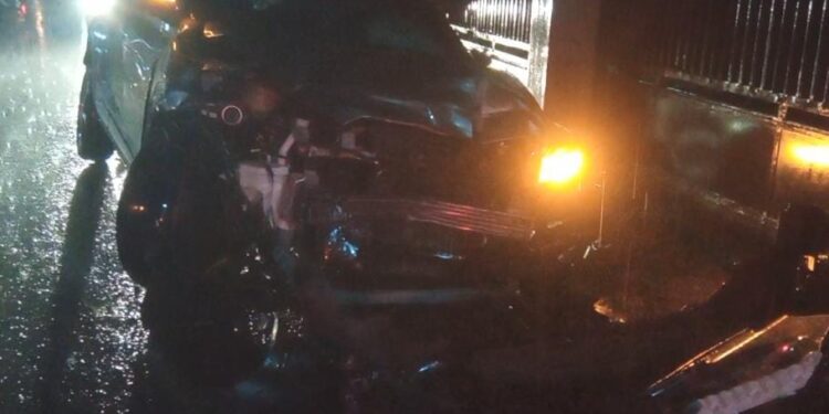 Diduga Asyik Main HP, Mobil Nissan Juke Tabrak Avanza, Lalu Tabrak Motor dan Tukang Baso