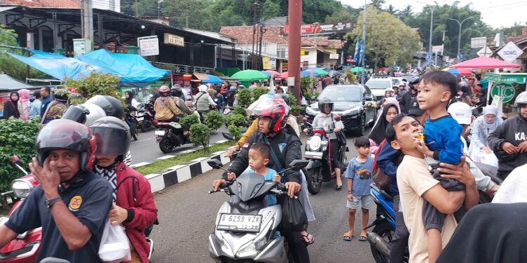 Ngabuburit Di Simpang Empat Purwawinangun sambil Berburu Takjil