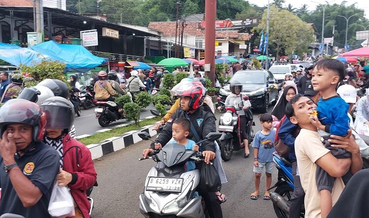 Ngabuburit Di Simpang Empat Purwawinangun sambil Berburu Takjil