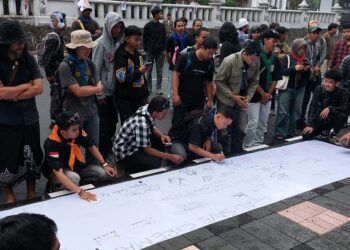 Aksi Solidaritas Aktivis AKAR Sambangu Pendopo Tolak Perundungan dan Intimidasi