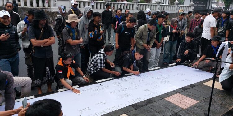 Aksi Solidaritas Aktivis AKAR Sambangi Pendopo Tolak Perundungan dan Intimidasi