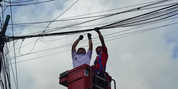 Duhhhh…. Masih Banyak Pemasangan  Tiang dan Kabel di Kuningan yang Tanpa Izin