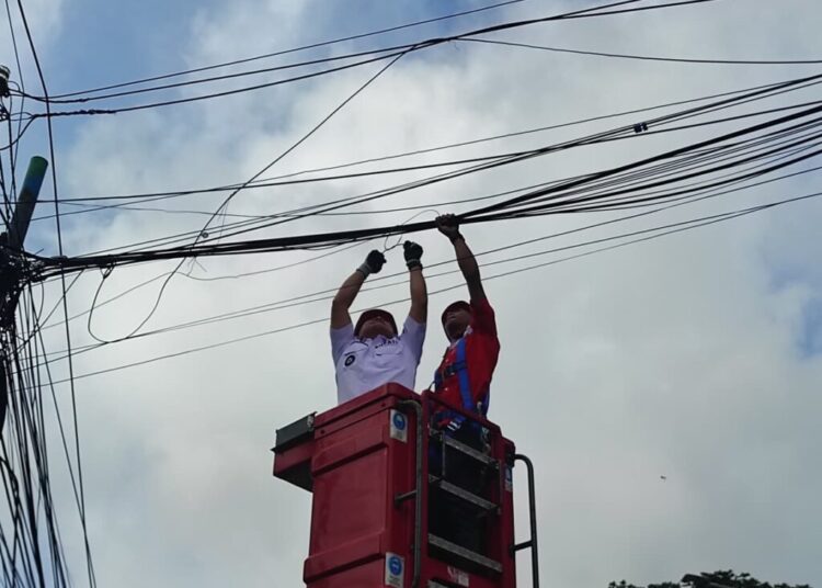 Duhhhh…. Masih Banyak Pemasangan  Tiang dan Kabel di Kuningan yang Tanpa Izin