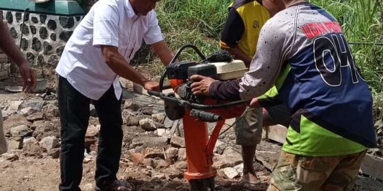 Lagi, Warga Perbaiki Jalan Kabupaten di Cileunyi yang Dibiarkan Berlubang