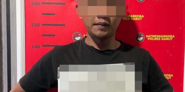 Bantu Seorang Perempuan Edarkan Sabu, D Malah Dicokok Polis