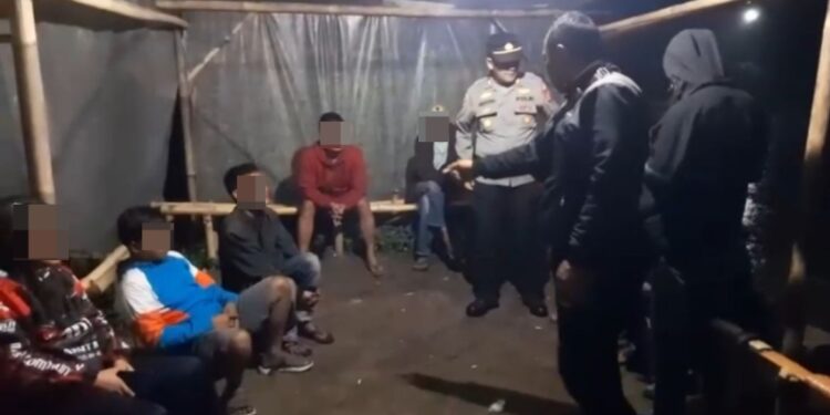 Bukannya Sholat Tarawih, Eh Malah Gelar Adu Muncang, Polisi Amankan Delapan Pelaku Adu Muncang