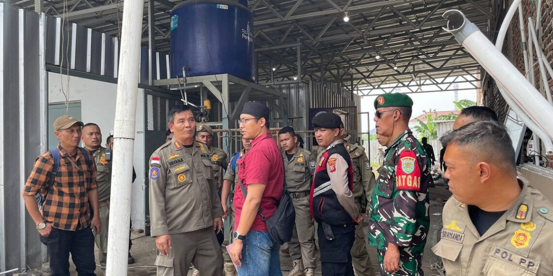 Satpol PP Kota Bandung Tertibkan Bangunan Ilegal di Pandanwangi Cijawura