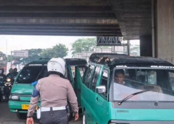 Kolong Jembatan Tol Cisumdawu Jadi Terminal, Satlantas Polresta Bandung Turun Tangan