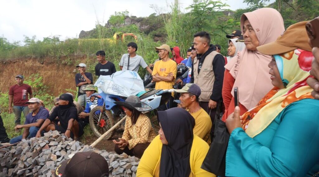 Puluhan Tahun “Mekprek Batu” Demi Sesuap Nasi Tiba-tiba Dihentikan Gubernur KDM