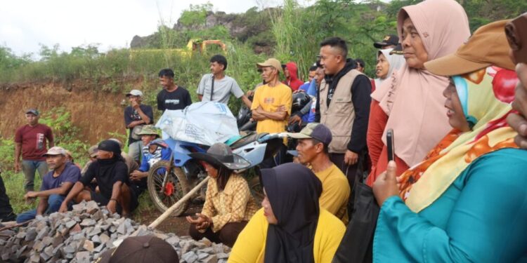 Puluhan Tahun “Mekprek Batu” Demi Sesuap Nasi Tiba-tiba Dihentikan Gubernur KDM
