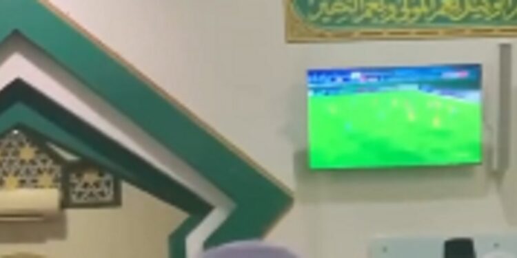Viral, Saat Tarawih di Sebuah Masjid Laga Persib VS Ratchaburi FC pun Ditayangkan