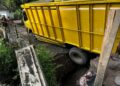 Jembatan Penghubung Dua Desa Terputus, Truk Pengangkut Pasir Terperosok