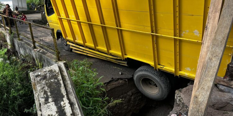 Jembatan Penghubung Dua Desa Terputus, Truk Pengangkut Pasir Terperosok