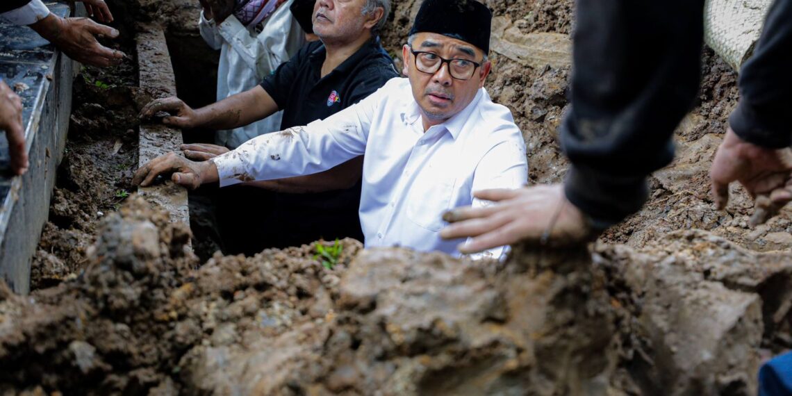 Ibunda Wali Kota Bandung Berpulang, Sejumlah Pejabat Hadiri Prosesi Pemakaman di TPU Kompleks Pertanian Loji