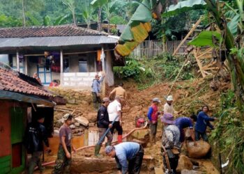 Ciwidey Diterjang Banjir dan Longsor, Sepuluh Rumah Terancam, Penghuninya Dievakuasi