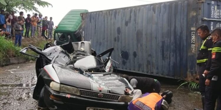 Lakalantas di Karawang, Truk Kontainer Timpa  Sedan Toyota Corolla, Sekeluarga Tewas