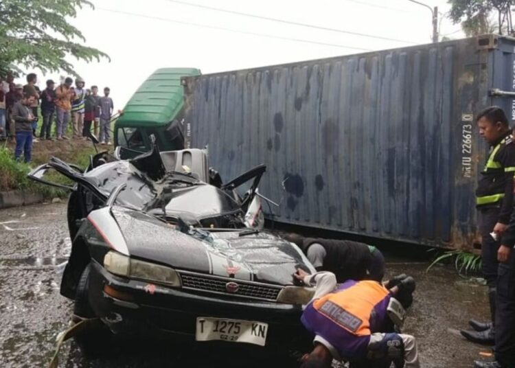 Lakalantas di Karawang, Truk Kontainer Timpa  Sedan Toyota Corolla, Sekeluarga Tewas