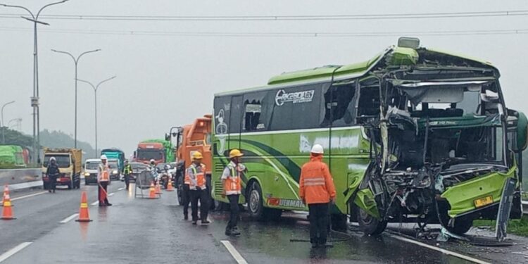 Lakalantas Bus Rombongan Wisatawan di Tol Cipali, Satu Tewas dan Puluhan Luka